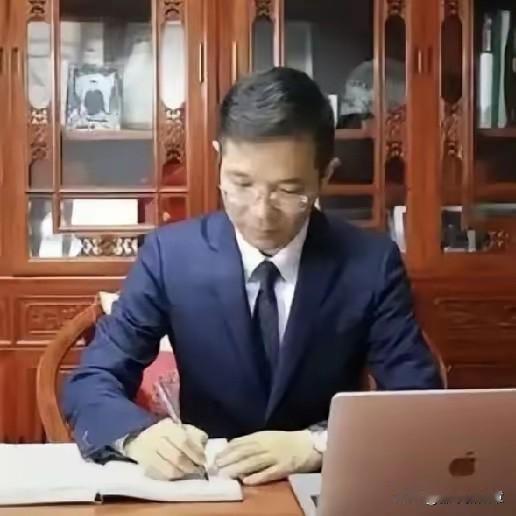 破局成功。墙倒伞破了！放长线钓大鱼，李圣律师一招制敌，引蛇出洞，精准布局，二八大