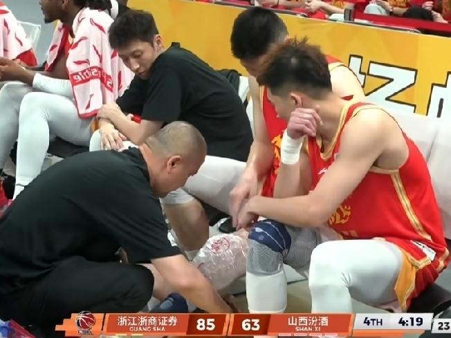 胡金秋被迪亚洛压伤！在浙江广厦2:1淘汰山西汾酒的末节比赛中发生令人揪心的一幕，