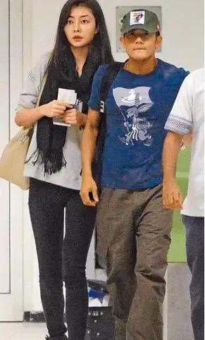 熊黛林很漂亮，个子又高，身材又好，竟然被郭富城以不合脚把熊黛林抛弃了。