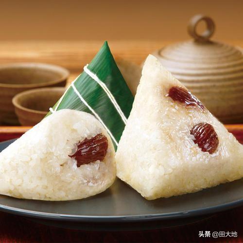 这个问题要根据个人口味，不过，我更喜欢吃甜粽子。

甜粽子有多种配料，如红豆沙，