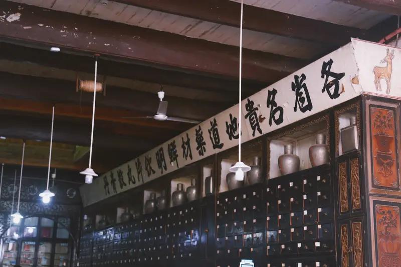 《一路欢笑一路歌》
一写在黄山社区卫生服务中心实景
夏日雨霏凉风爽，
乘车查体气