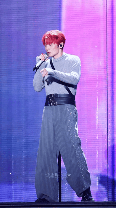 李荣浩秀出了宽肩细腰长腿 简单的打底最能看出身材了，李荣浩这个宽肩窄腰长腿 