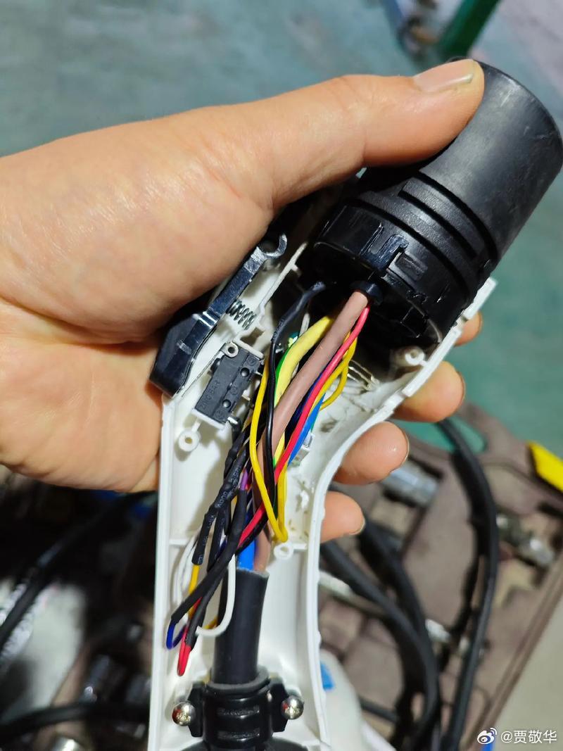 跟朋友聊天发现，95后的男孩子动手能力比较差。前几天小侄子充电桩的充电枪坏了，自