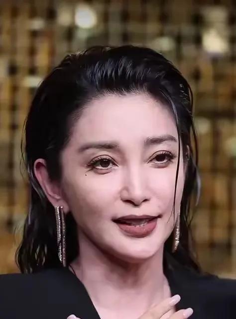被她的真实状态给吓了一跳，她才五十多岁啊！看得出来，她稍微有点发福了，皱纹也是若
