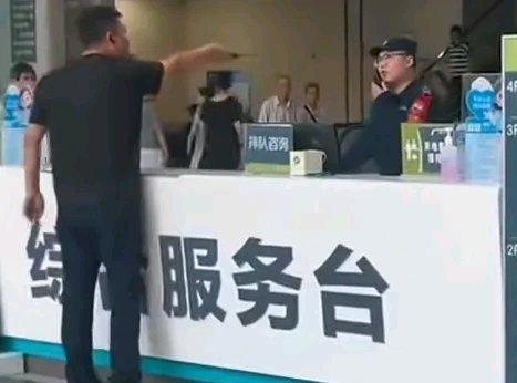 “全场都知道是演习，唯有大爷当了真”，安徽一医院反恐演习太逼真，就诊大爷挺身而出