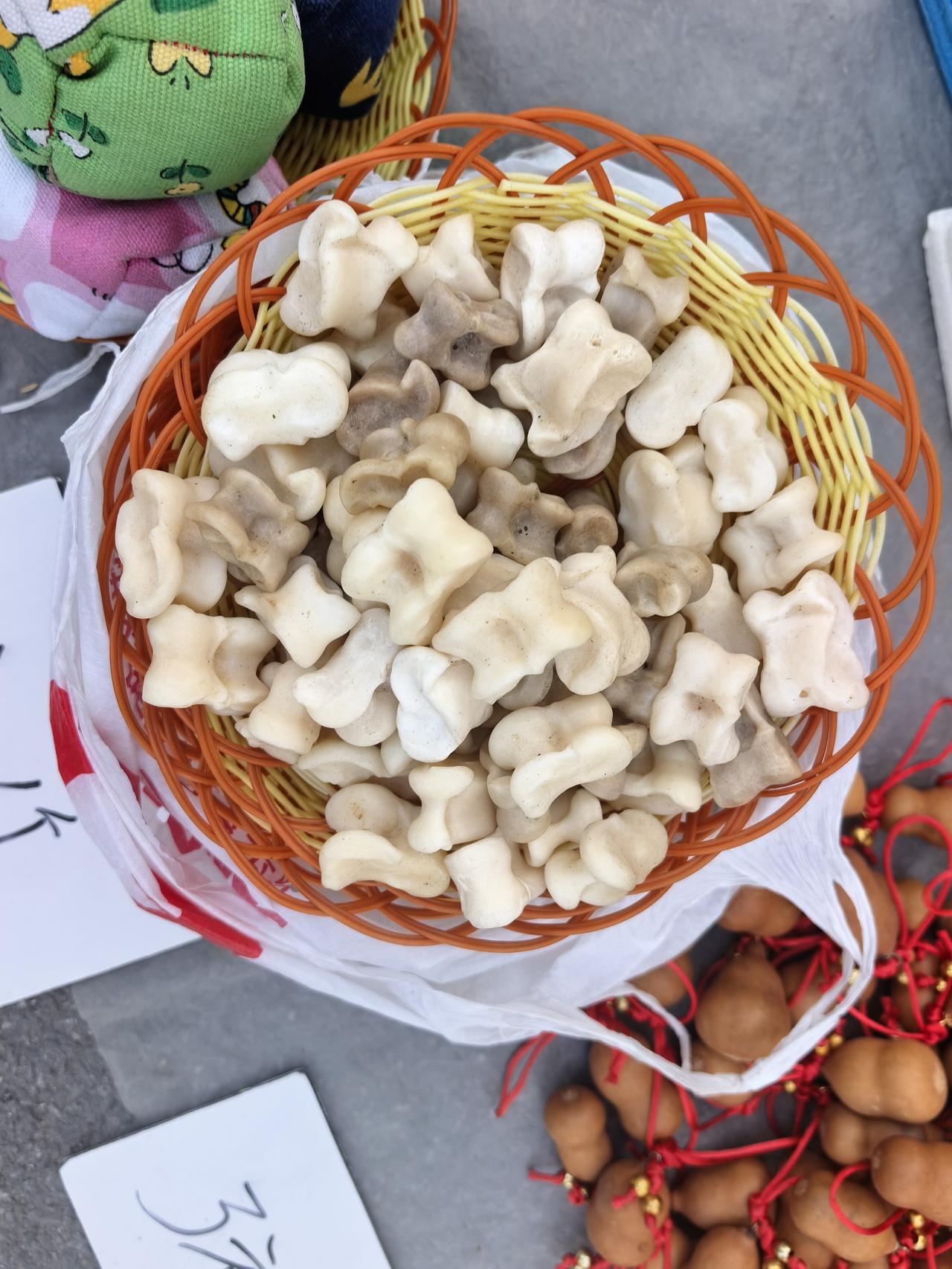 温泉小镇夜市里的小物件。
如果能叫出图片一的名字来，算是俺的同龄人了，那是六零后