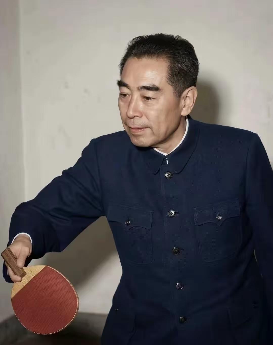 这是周总理在打乒乓球。周总理是在何时第一次接触乒乓球可能无人知道。但周总理自从延