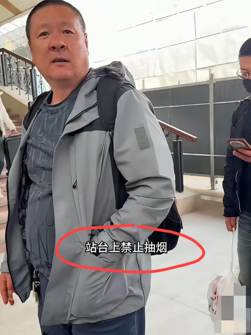 泼的好！  
吸烟男子被女子饮料泼洒，  
大家都支持女子，原因其实很简单，  