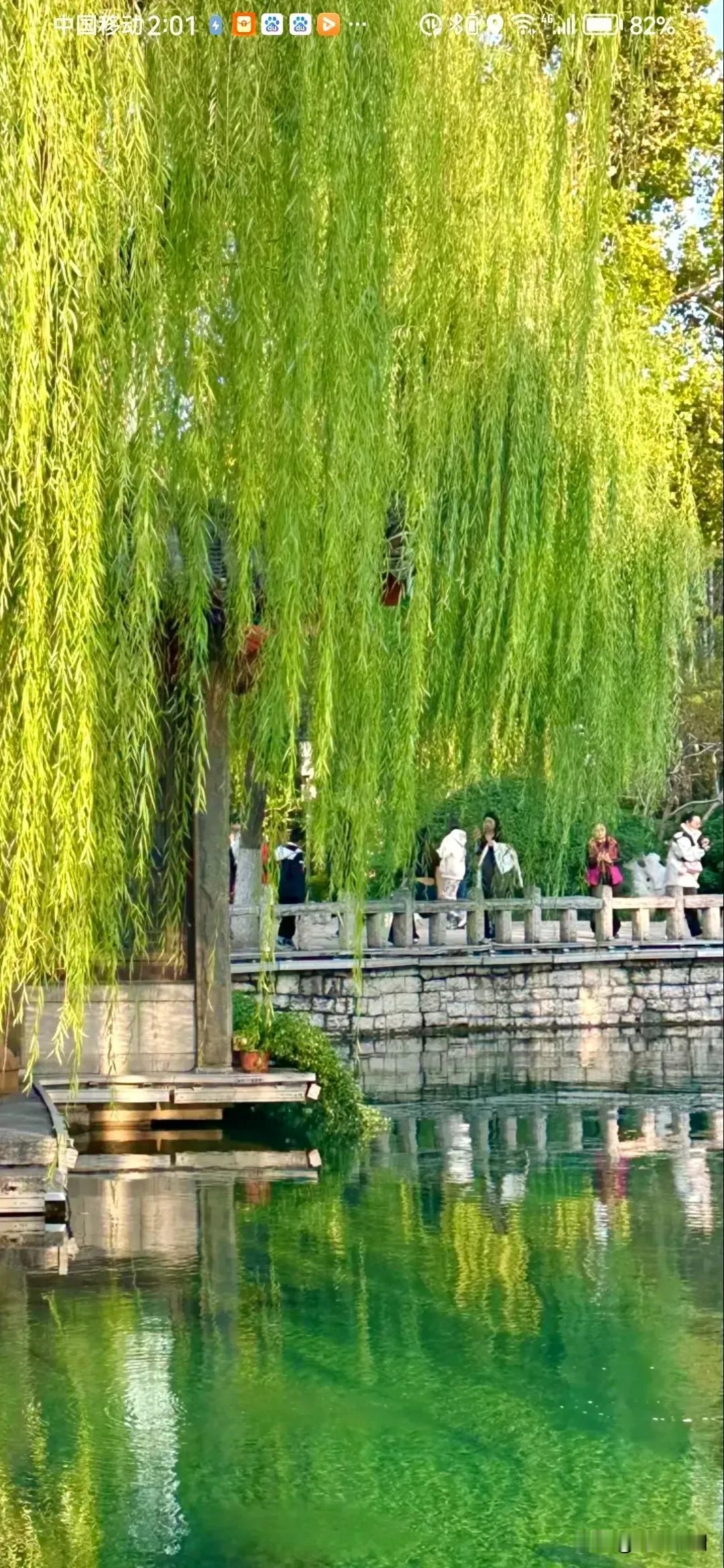 《西江月·缘伴今生》
 
缘份千金难觅，
寻常日子生香。
相牵相念意绵长，
一片