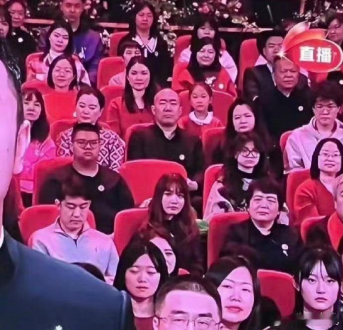 23年春晚观众席对比06年，人数增多，现场氛围更热闹。 ​​​