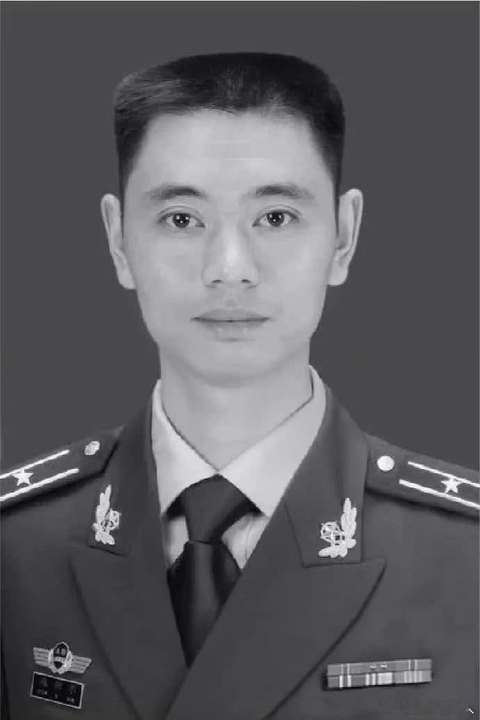边防英雄侦查队教导员陈锡华，为抓捕毒贩，与在逃毒贩展开殊死搏斗，不幸壮烈牺牲，时