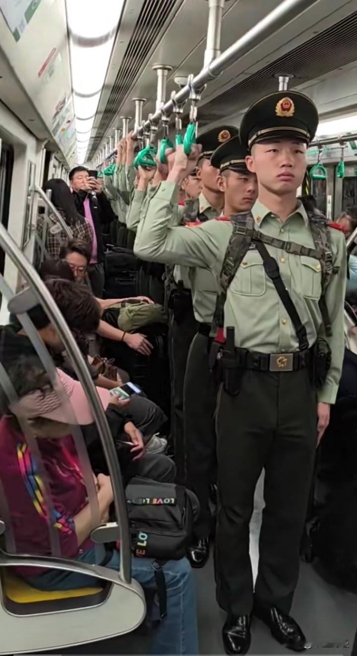 中国军人的纪律性在全球是最高的！咱中国军人就是有这实力，一举一动都彰显着钢铁般的