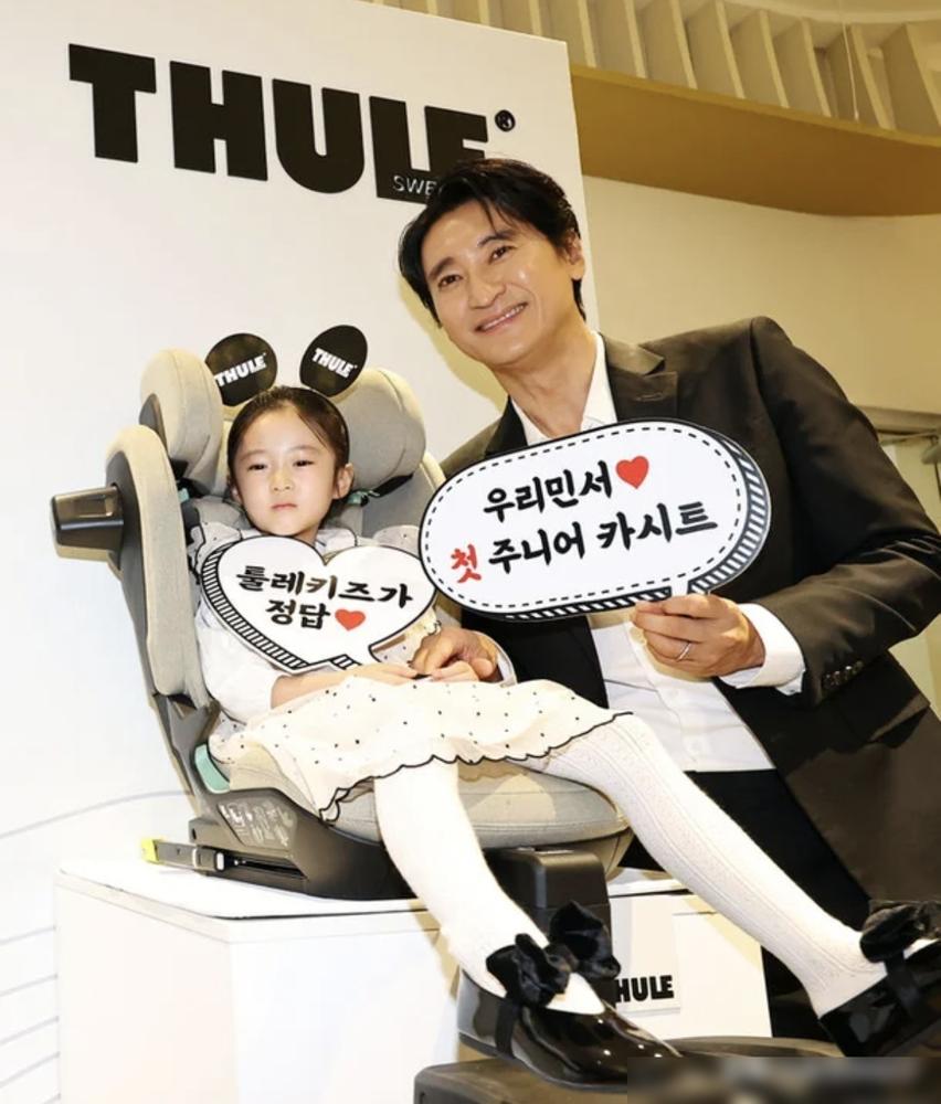 申贤俊带女儿出席安全座椅活动，大家却只夸孩子“完美避开了爹的缺点”。
老来得女