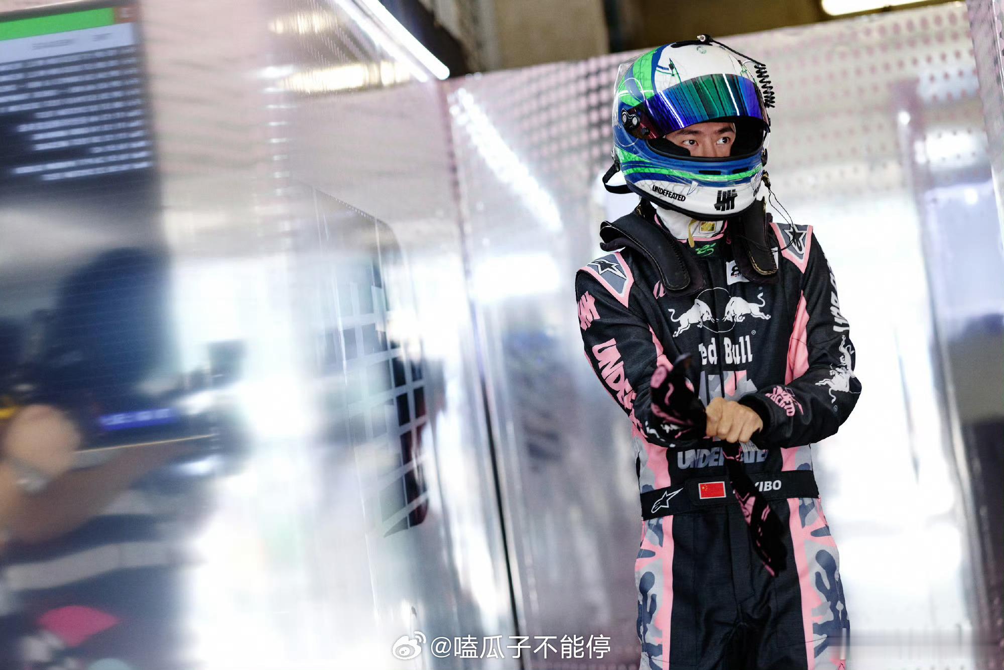 王一博首个比赛日85号赛车手王一博平安完赛[抱抱] ​​​