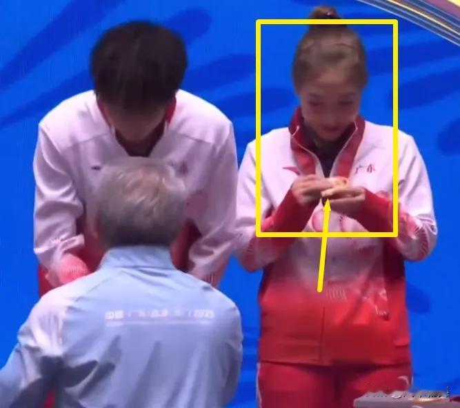 我预料到了刘诗雯会激动，也预料到了她会不舍，但出乎我预料的是，颁奖时她一直低头凝