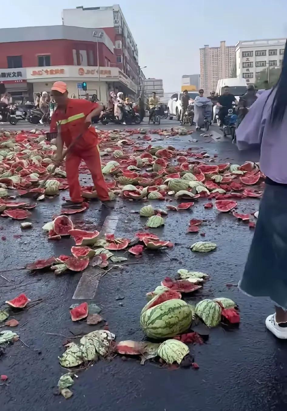卖水果占道与电动自行车占道，都是占道，可是对待方式却大不相同，问题出在哪儿？