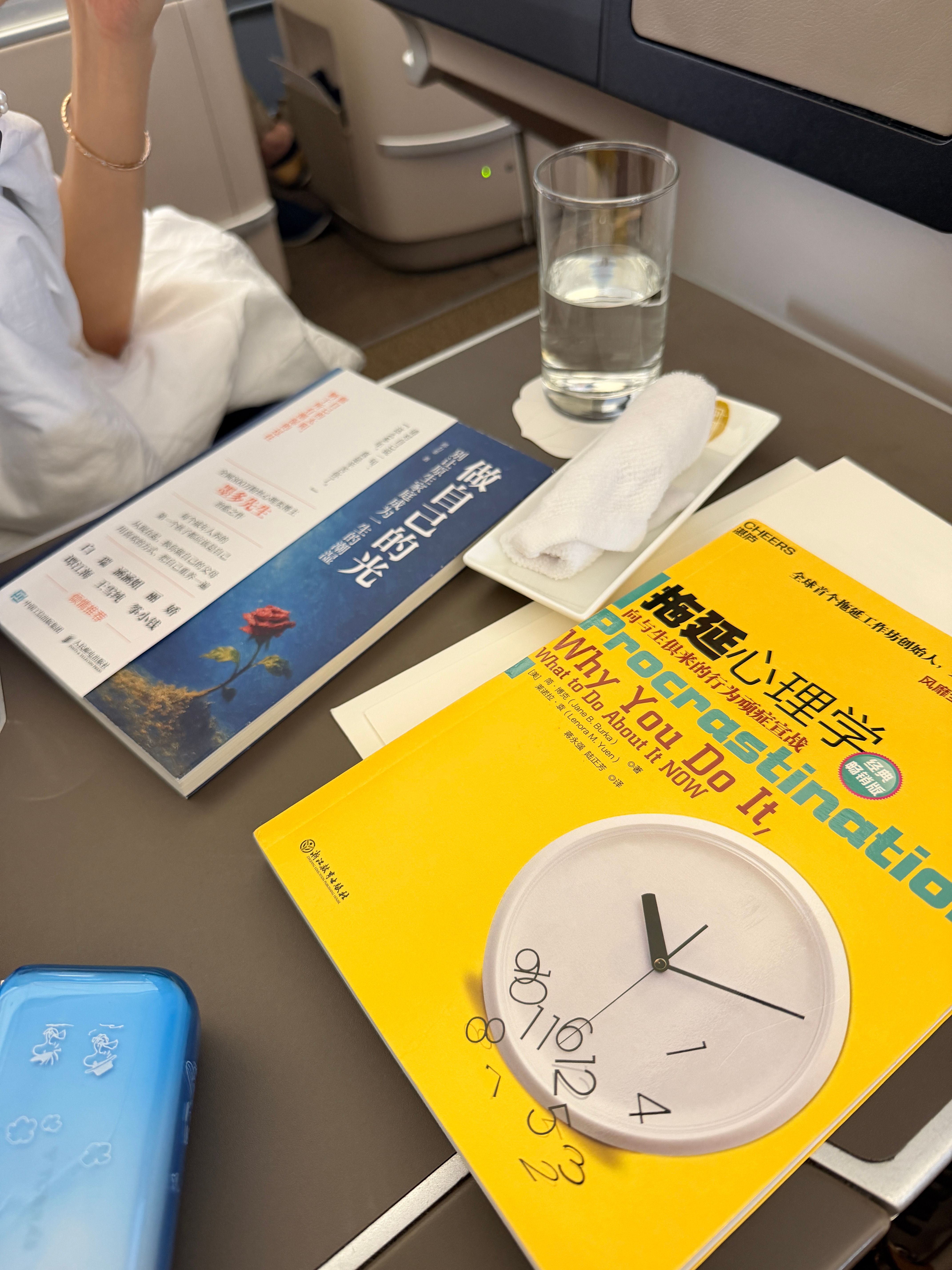 好搞笑，我俩都带了书准备在飞机上看，她是做自己，我是剖析自己（拖延症）[挤眼][