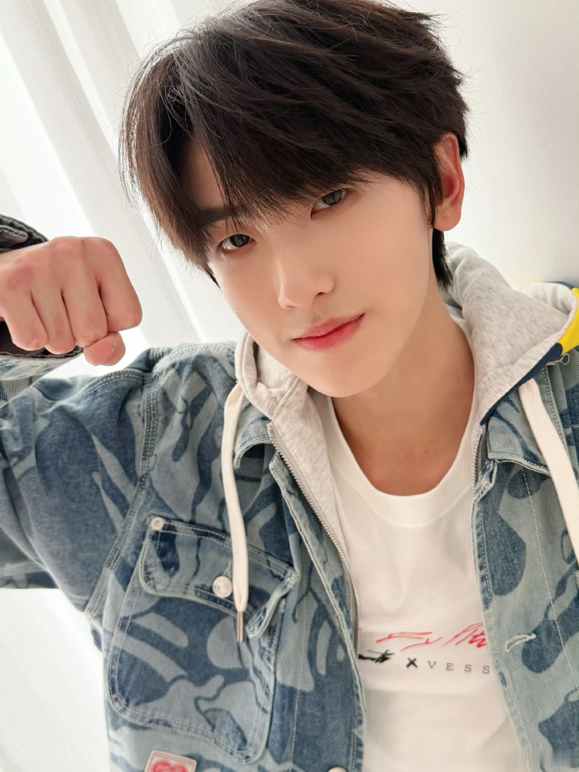 左奇函久违九宫格自拍照左奇函最新九宫格自拍🤳变回原始形态的牛仔青春阳光左奇函各