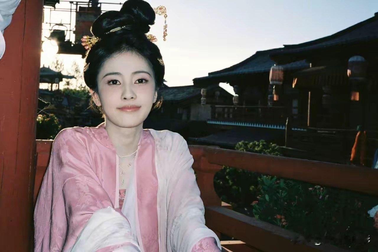 白鹿丞磊主演的《莫离》只剩一轮广告，明明是白鹿戏份占九成的大女主，手握女顶流商务