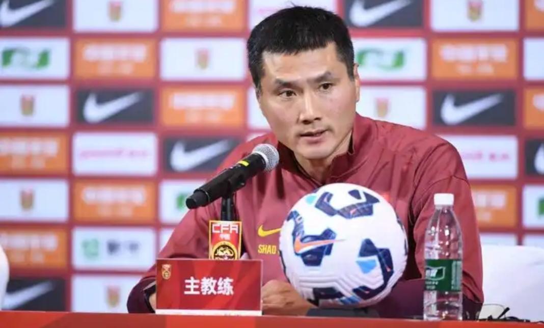 中国足球需要的不是名帅，是“懂行”的务实派。

当里皮拂袖而去，当卡马乔铩羽而归
