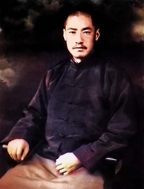 1950年，马步芳携带着黄金，钱财带着一家人乘坐轮船由红海来到埃及开罗侨居后，他