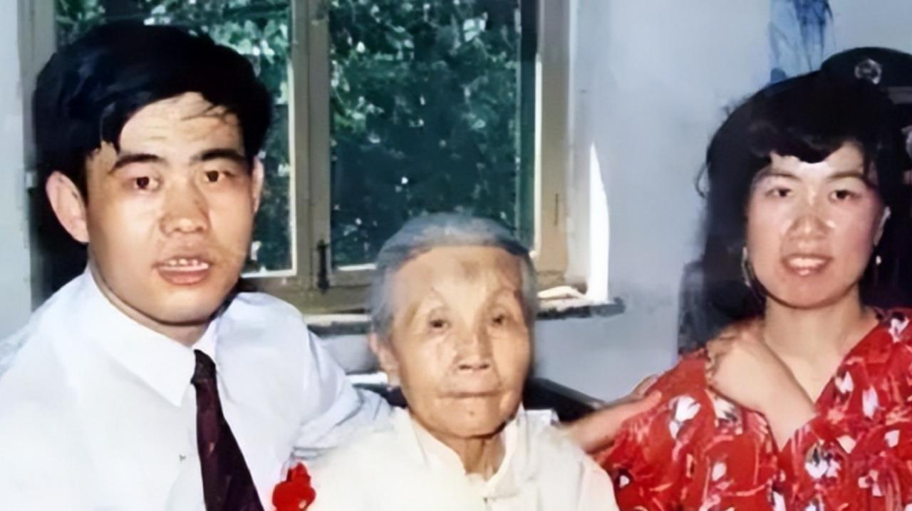 1992年，88岁老奶奶叮嘱孙子说道：我死后，一定要好好保存遗体，将来会出现奇迹