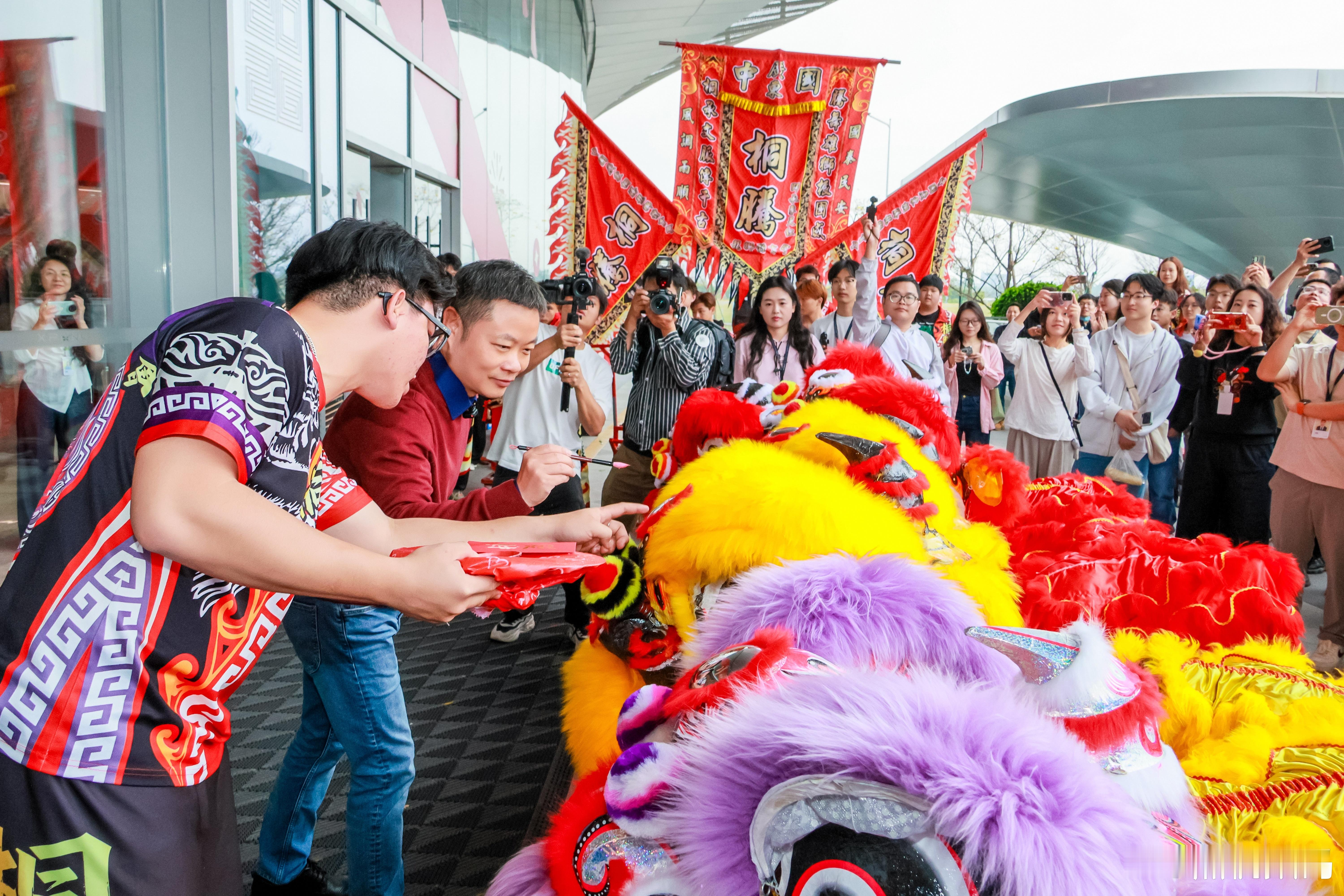 大年初八，小鹏汽车迎来开工日！何小鹏透露，2026 款小鹏 X9 纯电版将于 3