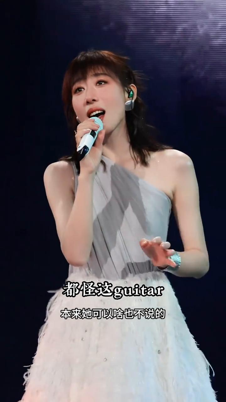 姐姐，这真不怪你。六月二十八日，人素熙首场跨界演唱会稳如磐石的唱功和简单大方的舞