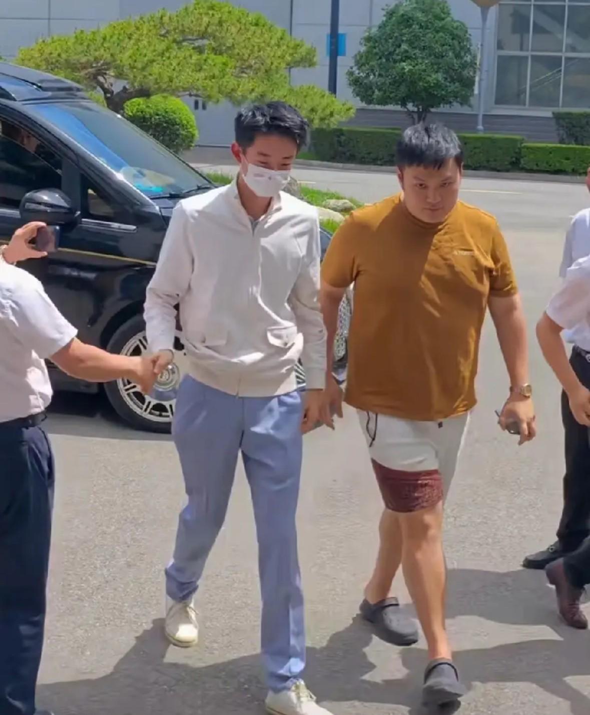 吴宜泽刚拿下世锦赛冠军，

人还没倒过时差，

就出现在西安机场；

没开发布会