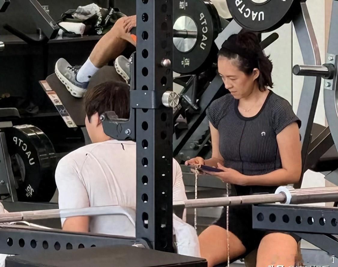 47岁章子怡健身房被偷拍，素颜满脸倦容显老，出色骨相难抵岁月 