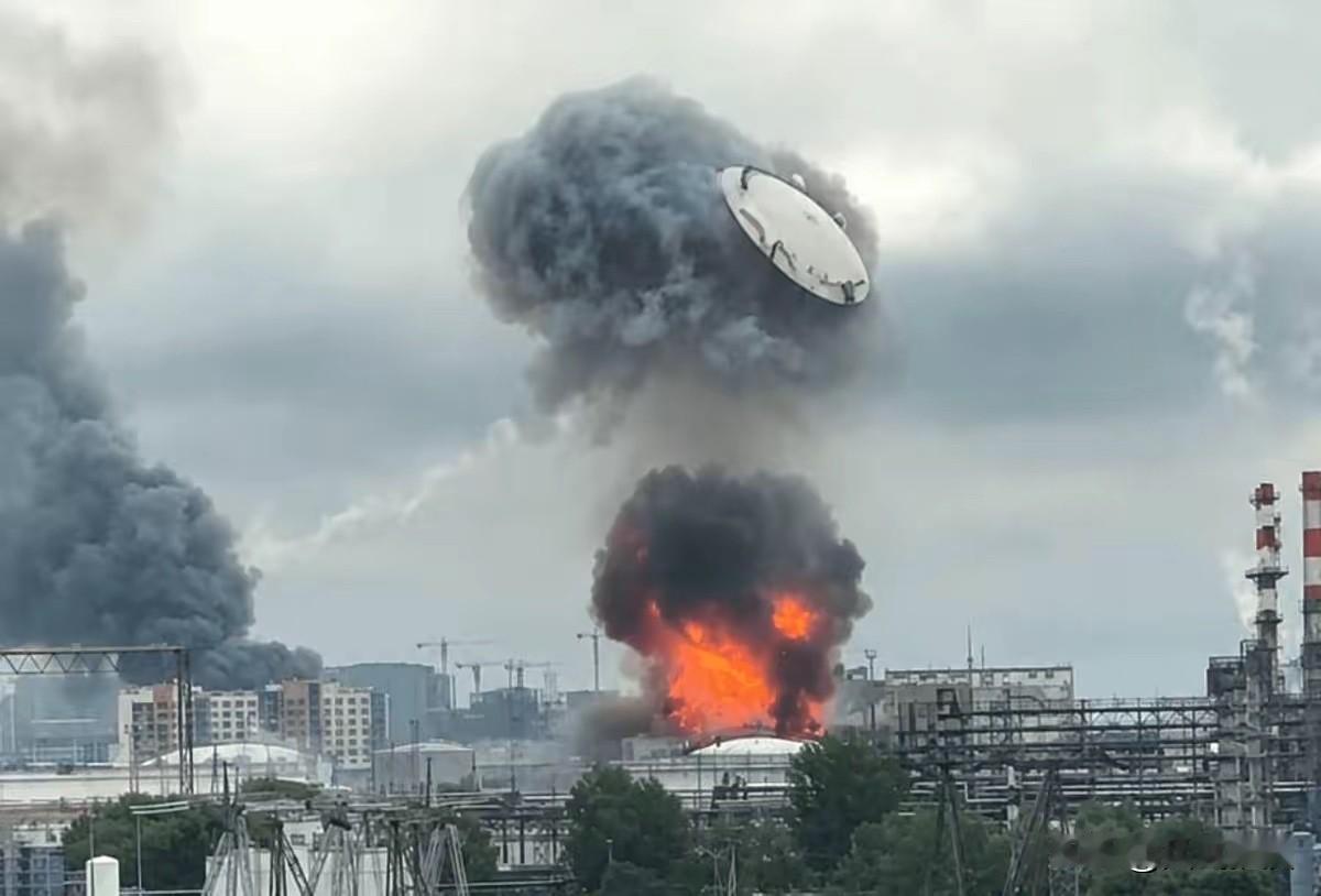 莫斯科遭遇开战以来规模空前的无人机集群袭击，大批无人机突破防空防线直击城市核心工