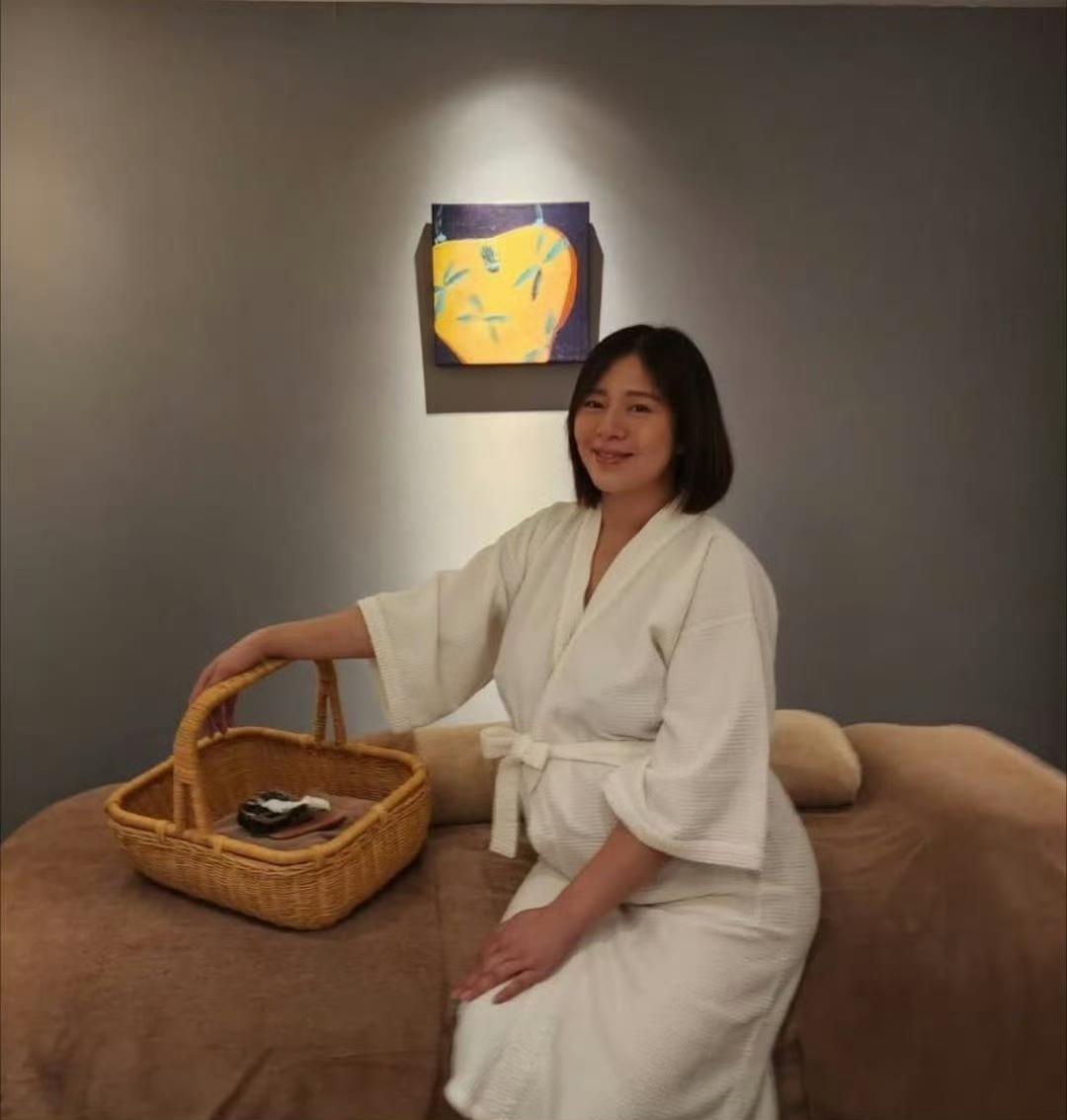 带娃的刘品言。做妈妈很辛苦，刘品言带孩子带的很憔悴。 ​​​