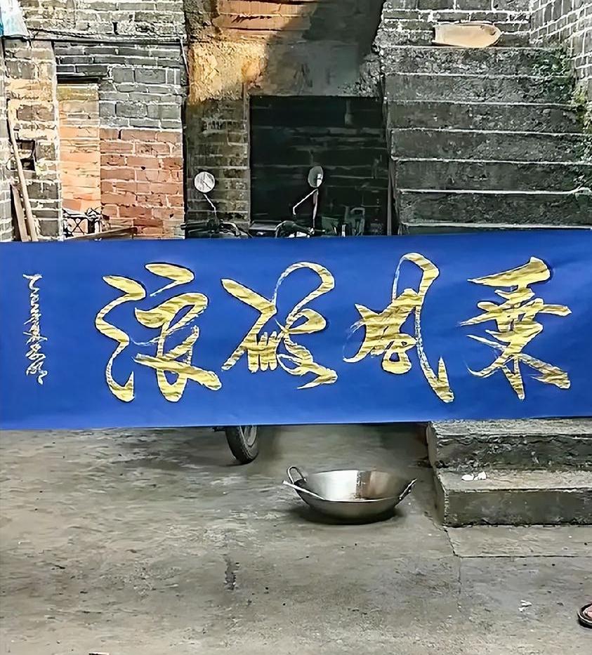 现在的情况是，外行都认为李明同学写得挺好的，而内行人大多又认为他的字太“江湖”了