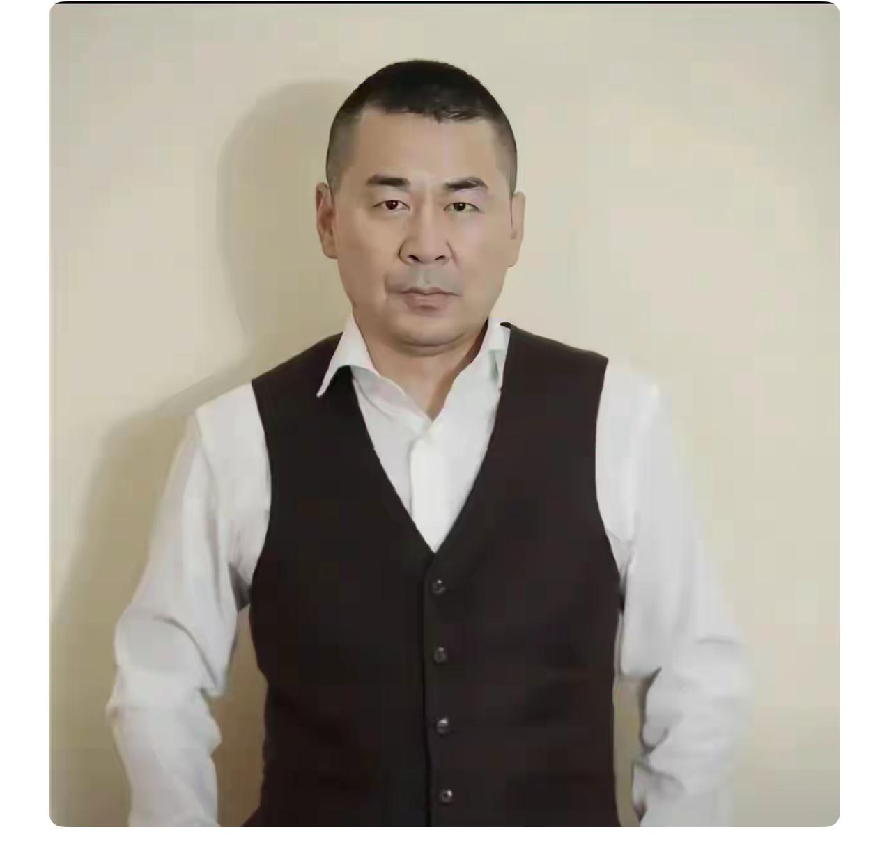 秦海璐和陈建斌一起参加了某综艺节目，陈建斌调侃秦海璐的老公长得“丑”。

当初我