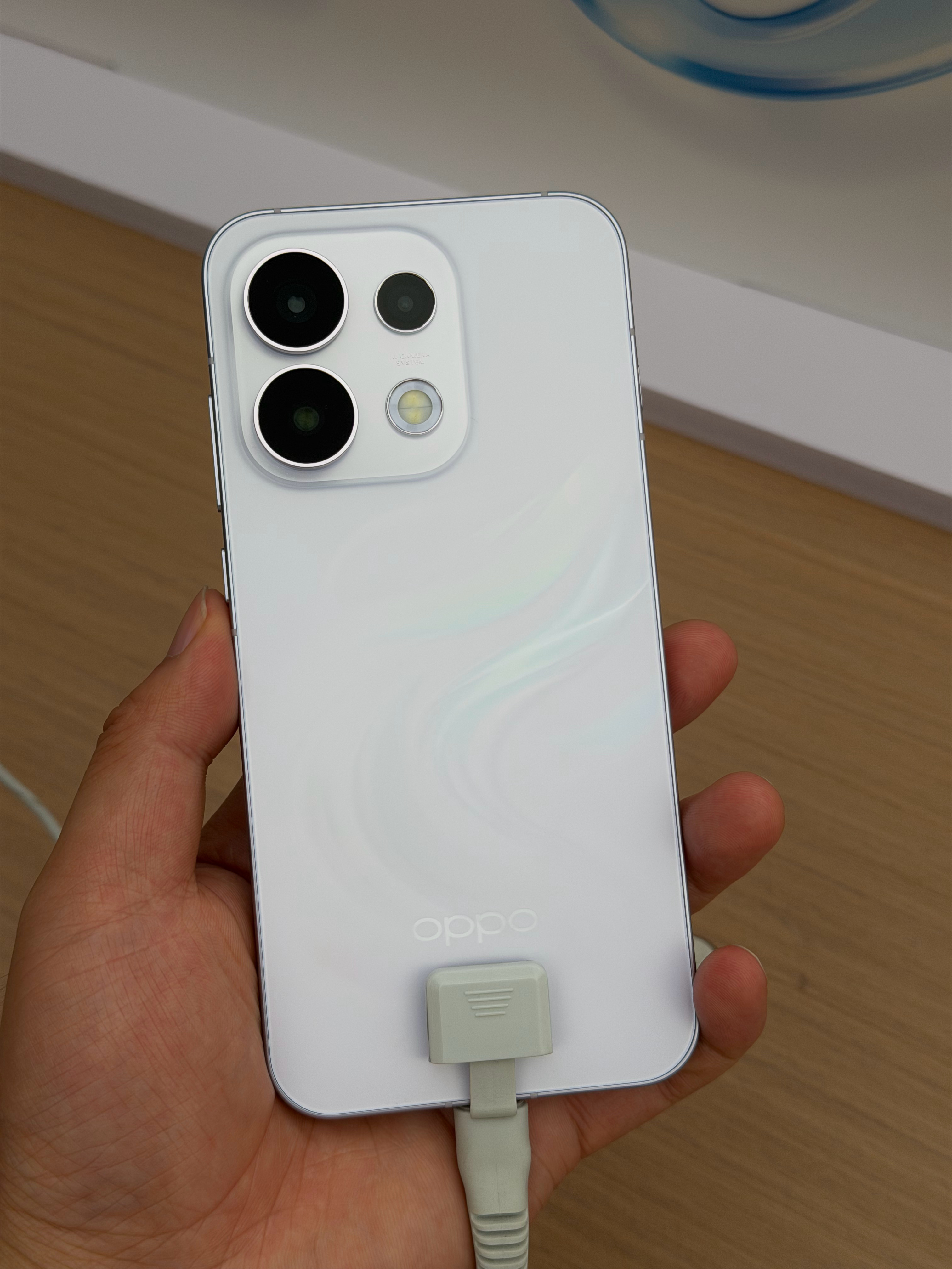 OPPO Reno16的3D效果真有点东西，立体感很明显，一整个星轨悬浮在机身后