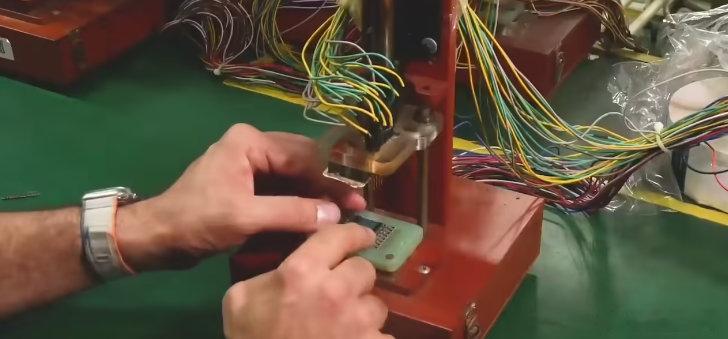【国外维修团队探秘iPhone电池生产线：iFixit 团队走进中国工厂，亲手组