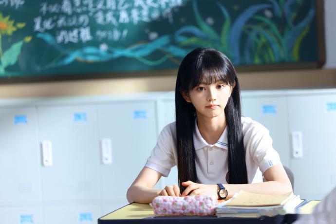 田曦薇林知夏草莓笔袋出镜率草莓味的林知夏清甜草莓氛围感，林知夏少女感爆棚 