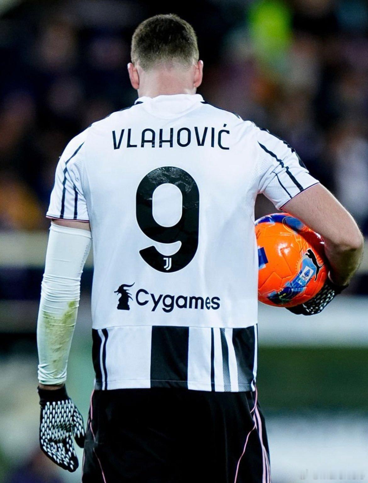 都灵体育报：弗拉霍维奇周四下午接受了手术，在病床上弗拉霍维奇坦言这令人难以接受。