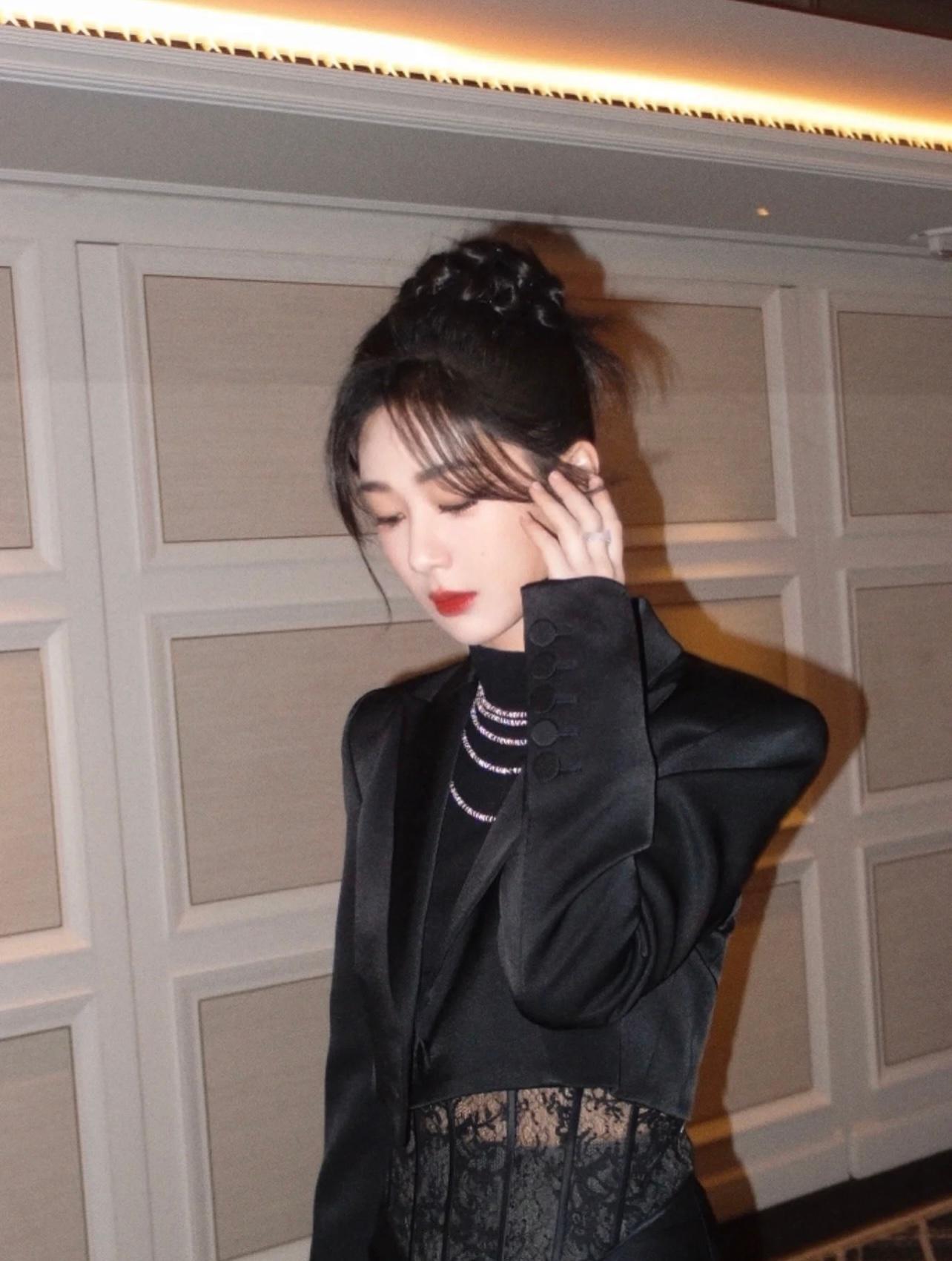  yz#杨紫长相思# “我的心里原本荒芜寸草不生，后来你来这走了一遭，奇迹般万物