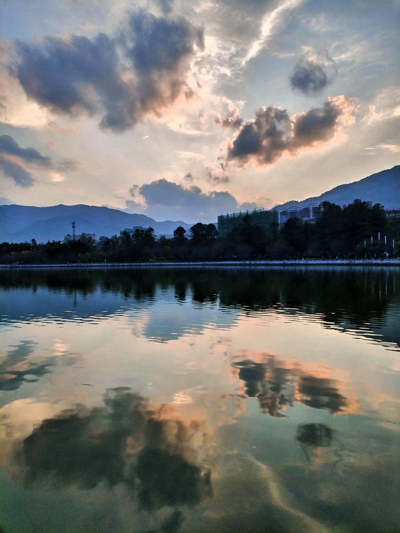 云影浮湖，山色如画。今日出门闲游，不经意间邂逅此等美景。云朵的影子悠悠地落在湖面