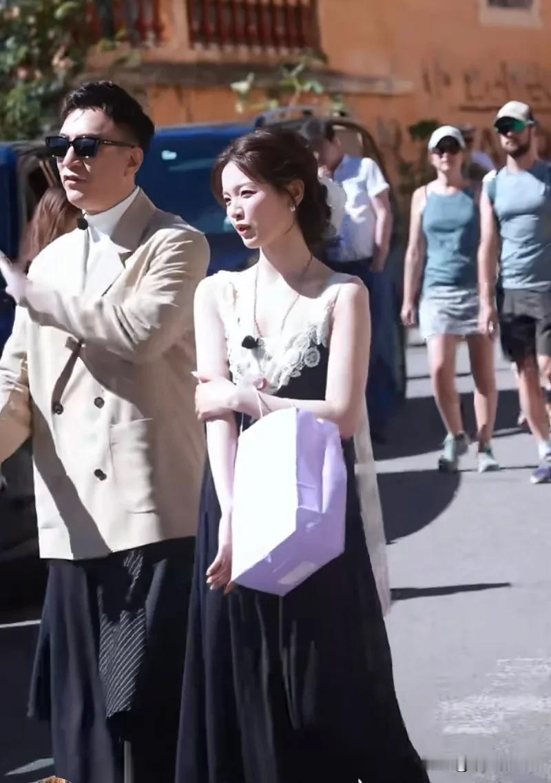 近日，网友南法街头偶遇杨超越，穿着吊带休闲连衣裙，很漂亮养眼，而身旁的孙红雷确穿