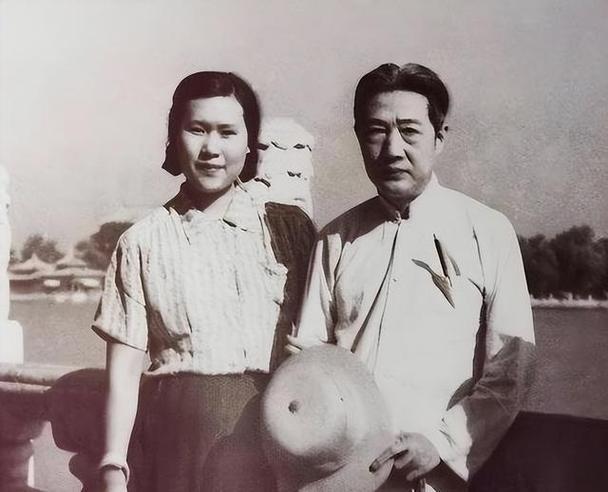 1944年夏末，徐静斐去探望生病的父亲徐悲鸿。她发现继母廖静文吃的是父亲剩下的饭