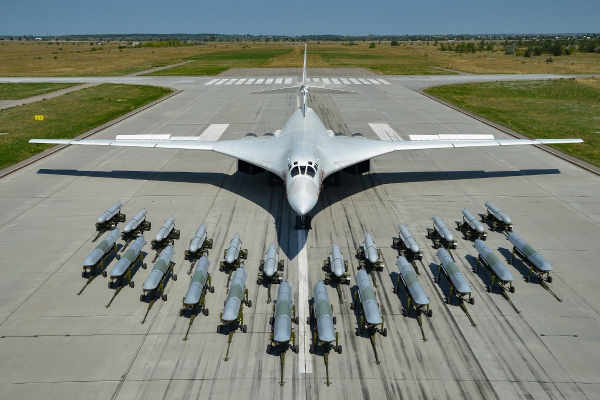 俄罗斯空天军图-160战略轰炸机，之前配装的KH-101巡航导弹已经非常先进。近