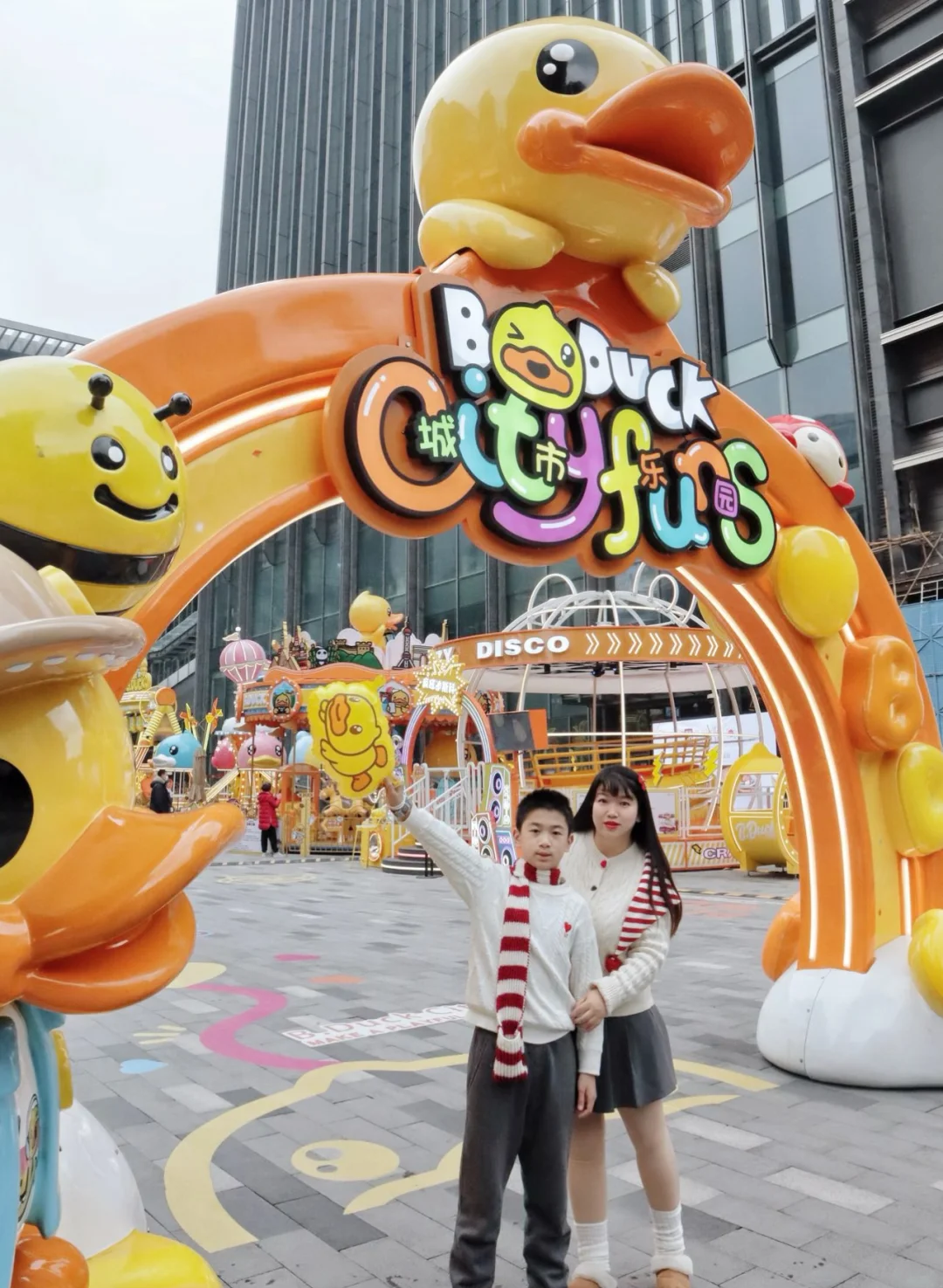🆘在重庆SKLP遛娃！被小黄鸭包围了….