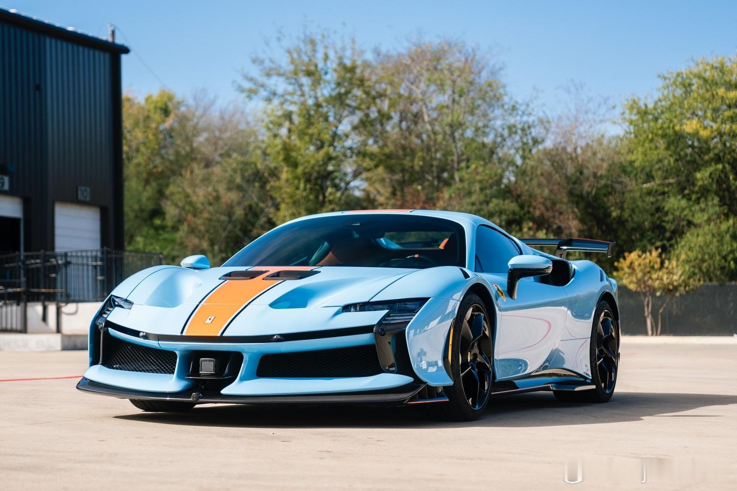 外观配色为Azzurro La Plata，搭配以Spice Orange为主体