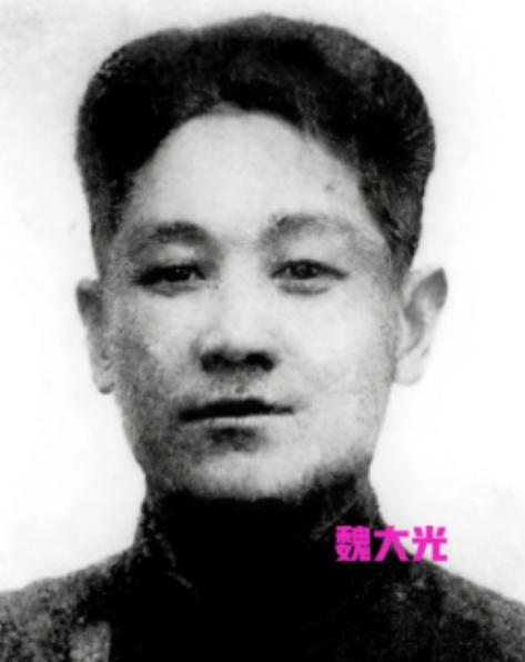 1939年，28岁的八路军旅长乘船去开会，途中顺手剪断日军电线，半小时后日军汽艇