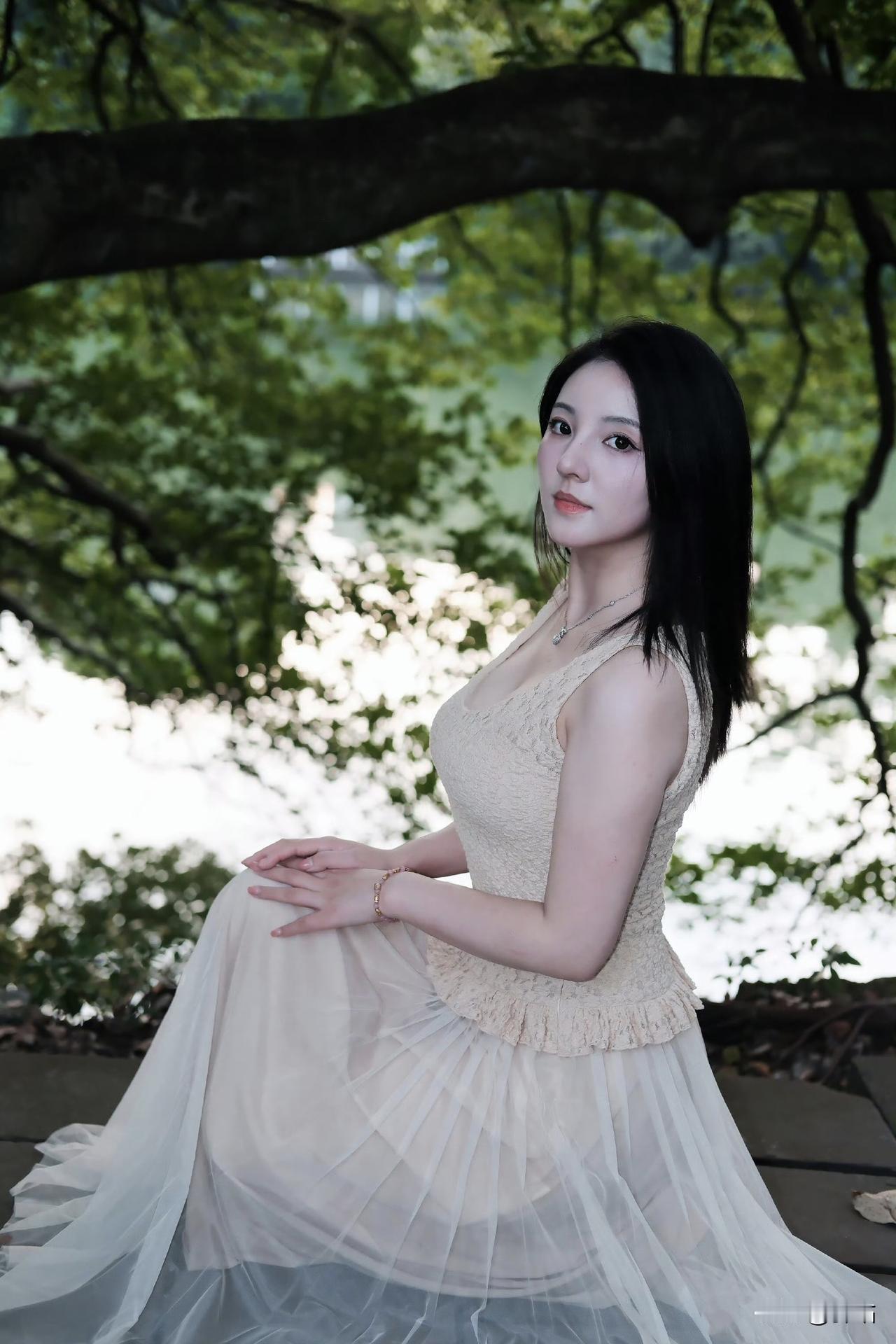 美图欣赏，看图写诗

《暮阳湖畔》
树影婆娑水色柔，
浅杏裙裾韵难收。
流光吻过