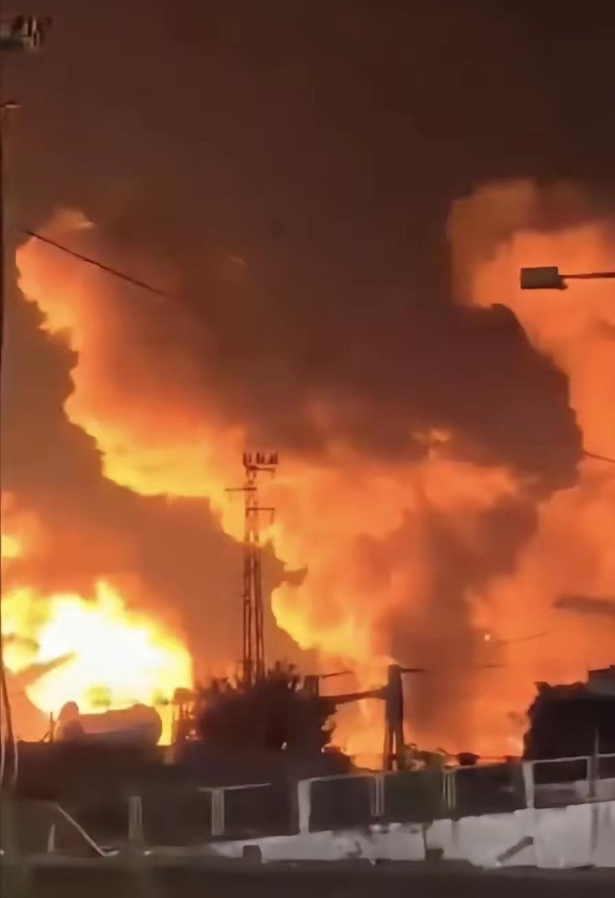 昨晚的以色列南部，简直成了人间炼狱。

以色列这次是真的被打疼了。火光冲天，有毒