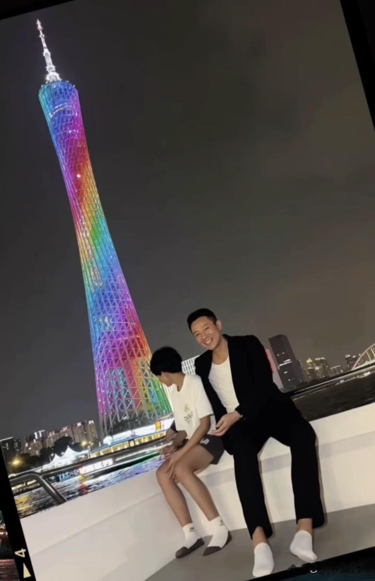汪小菲带着儿子小霖霖同游广州，
爷俩身材比例太绝了，
都是大长腿，
看背影霖霖长
