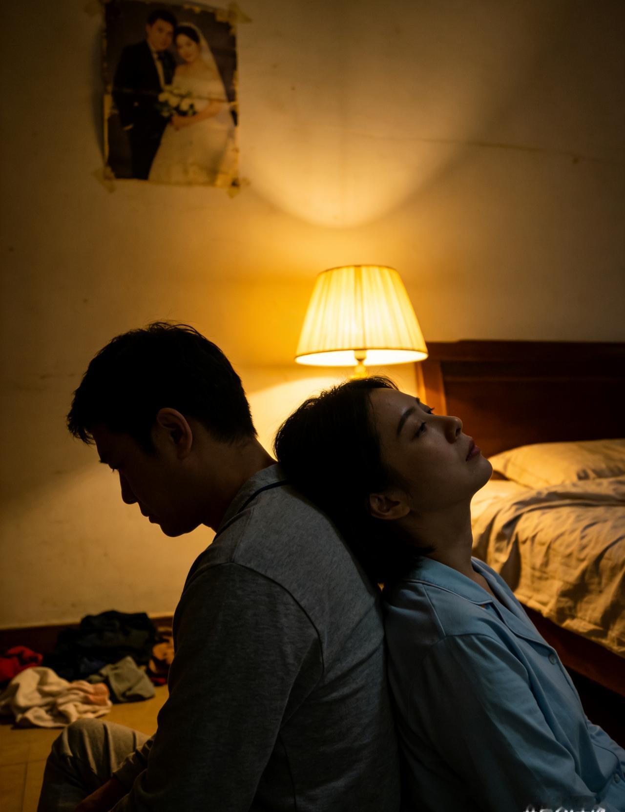 没钱后，连呼吸都发苦，

身体先投降了，

欲望哪还轮得到人做主。

我上个月连